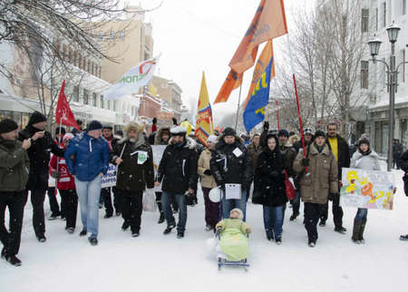Russia, Saratov, Avenue Kirova, 26-oe February, 2012. On mass-meeting of the oppositions "For honored election" was going to more than 300-from person. The Marchers have done "alive chain", have made the contest political poster, on scene musicians playedのeditorial素材