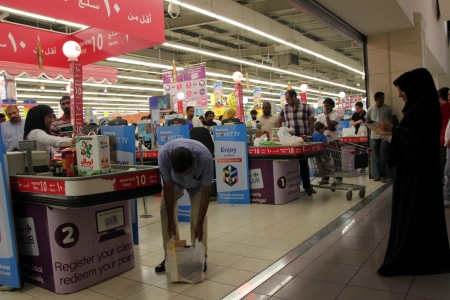 Ramadan and Eid Shopping at Carrefour in Dubai UAEのeditorial素材