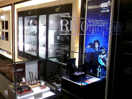 Store Displaying Luxury Brands in Dubai UAEのeditorial素材
