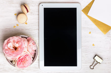 Mock up with white tablet and pink roses on white tableの写真素材