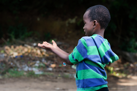 little boy wants to catch the bubbles blown by his mother.の素材 [FY31087492718]