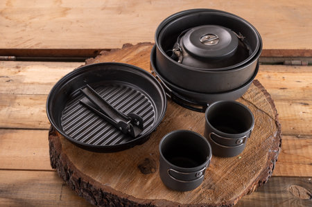 Compact travel tableware that folds one into one. Aluminum bowl and mugs.