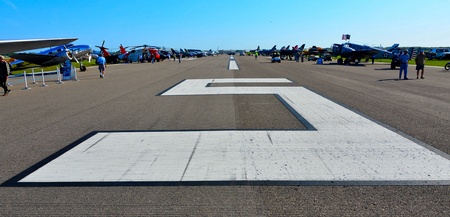 runway number 5 at a commercial airportのeditorial素材