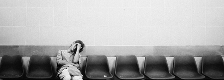 Old man sleeping on the benchの素材