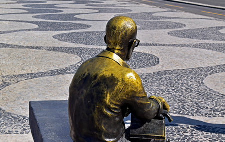 RIO DE JANEIRO, BRAZIL - MARCH 16, 2022: Brazilian poet Carlos Drummond de Andrade sculpture (detail) in Copacabana beachのeditorial素材