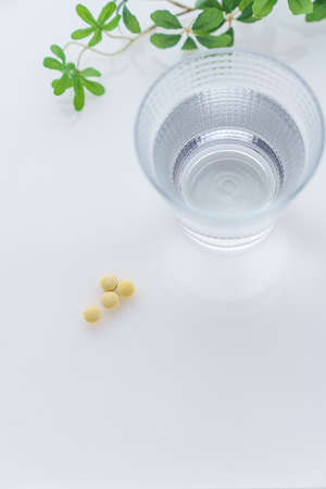 Tablet supplement on white backgroundの写真素材