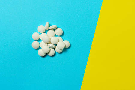 Tablet supplement on color backgroundの写真素材