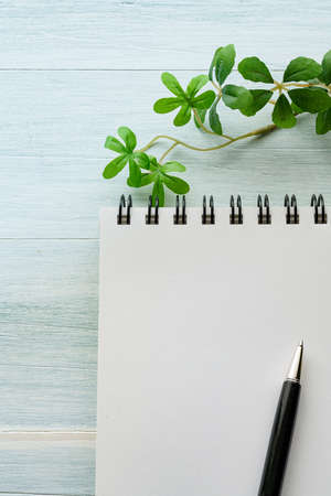 Memo pad on wooden tableの写真素材