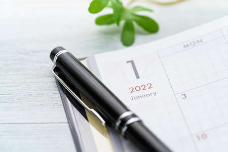 2022 Notebook and pen on wooden table (2022 schedule book)の写真素材