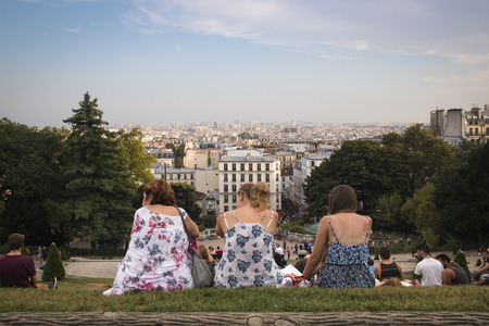 PARIS, FRANCE SEPTEMBER 2016: Three girls watching the view over Paris in France on Montmartre in front of the Sacre Coeurのeditorial素材