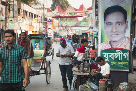 KHULNA, BANGLADESH - FEBRUARY 2017: Street with many vehicles in the center of Khulna, Bangladeshのeditorial素材