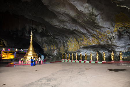 HPA-AN, MYANMAR â MARCH 2018: Religious statues in the Sadan cave near Hpa-An in Myanmarのeditorial素材