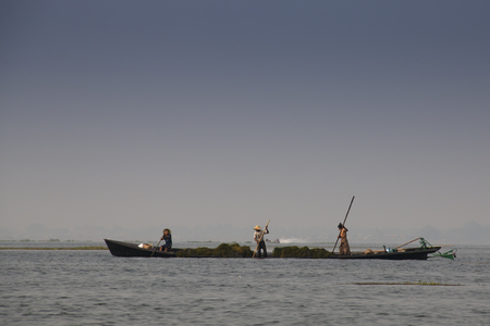 INLE LAKE, MYANMAR - MARCH 2018: Typical fishermen on Inle Lake, one of the top tourist attractions of Myanmarのeditorial素材