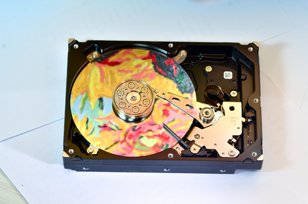 A mechanical hard disk dismantling, The picture in the disk mirror