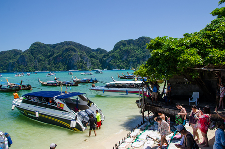 Chicken Island,Krabi,Thailand-June 6,2016-Many tourists and boats gathered at the seaside.のeditorial素材