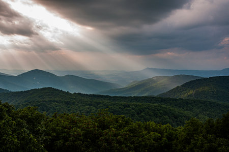 Sunbeams Over The Appalachian Mountains, Shenandoah National Park, Virginia, USAの写真素材