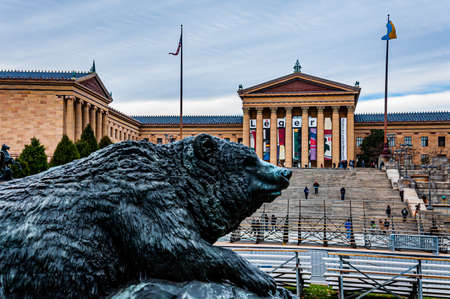 Philadelphia Art Museum and Bear Statue, Philadelphia, Pennsylvania USAのeditorial素材
