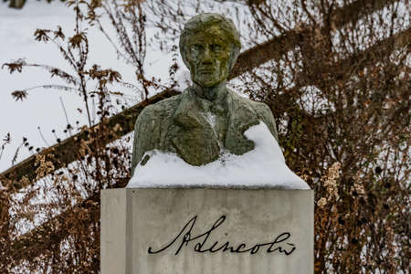 Abraham Lincoln Statue in the Snow, Hanover Junction, Train Station, York County, Pennsylvania, USAのeditorial素材