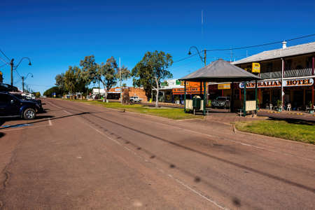 Local businesses and parked cars on Elderslie Street, Winton, Australiaのeditorial素材
