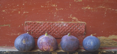 ripe figs on a weathered wooden cupboardの写真素材