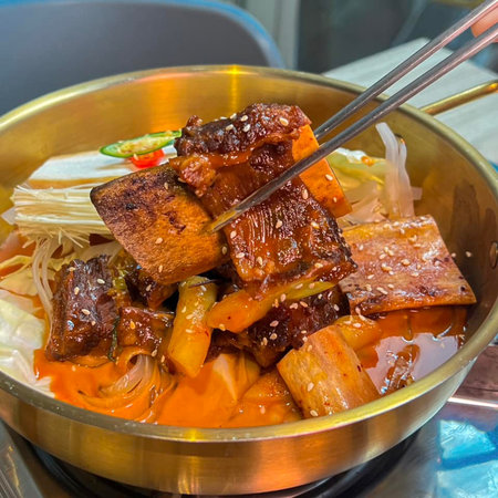 Pork belly with rice vermicelli and vegetables in hot potの写真素材