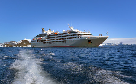 sailing cruise at Antarcticaのeditorial素材