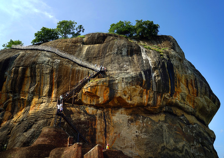 The tourists along the cliffのeditorial素材