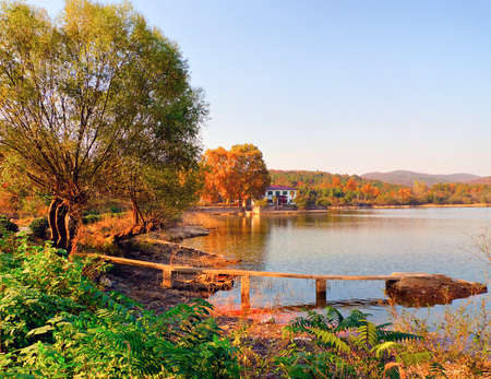 lakeside autumn sceneryのeditorial素材