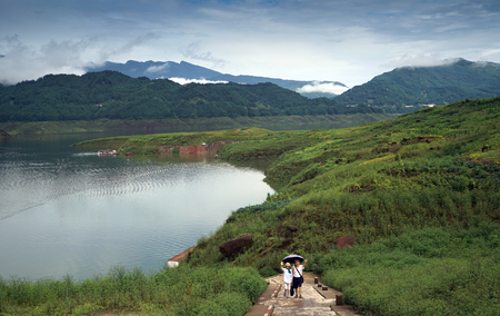 Nature scenery view of a lake and Wawu mountainのeditorial素材