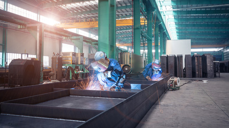 2 welders at workのeditorial素材