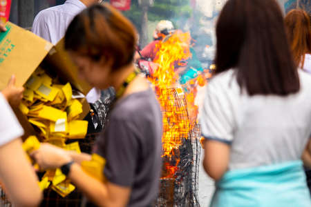 Chinese traditional religious practices, Zhongyuan Purdue, Chinese Ghost Festival, believers burned...