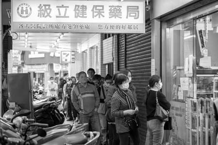 March 17, 2020, New Taipei City, Taiwan. During the New Coronary Pneumonia, the Taiwan government implemented a real-name mask system to ensure that no one has a mask. People who line up to wear masksのeditorial素材