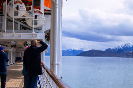 2019 05 05 Princess Cruise sails in, Alaska, Glacier Bay National Park, tourists admire the glacier on the side of the shipのeditorial素材