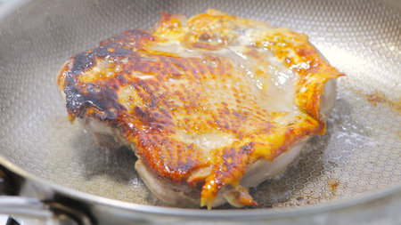 There are tender fried chicken legs in the potの写真素材