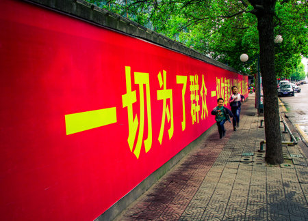 kids playing beside roadのeditorial素材