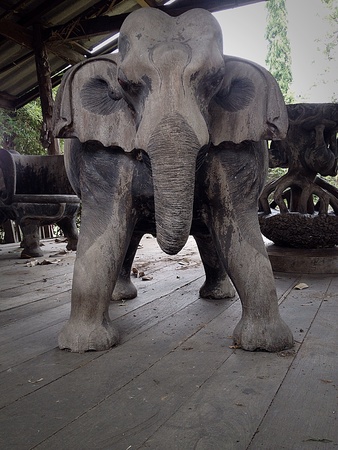 Elephant wood sculpture in gardenの素材