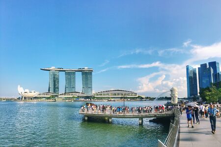 SINGAPORE-OCTOBER 22, 2018: Many tourists are heading to Merlion statue in the central business district to take photos with the symbol of Singapore.のeditorial素材