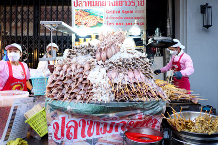 7 FEB 2023 Bangkok, Thailand : Squid and grilled squid eggs are seafood sold at southeast asia, Chinatown market or Yaowarat street food.のeditorial素材