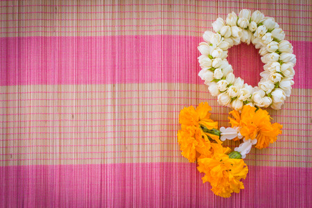 jasmine garland thai style on bamboo mat backgroundの写真素材