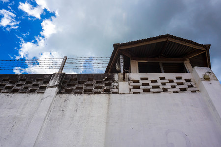 Walls with high walls and barbed wire are fortified.