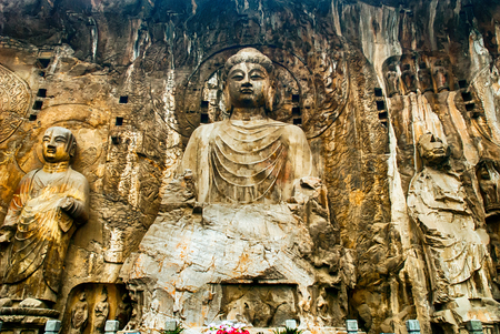 LUOYANG, CHINA - OCTOBER 28: Visitors at Longmen grottoes on October 28, 2007.It is one of the four notable grottoes in Luoyang,Henan,China .のeditorial素材