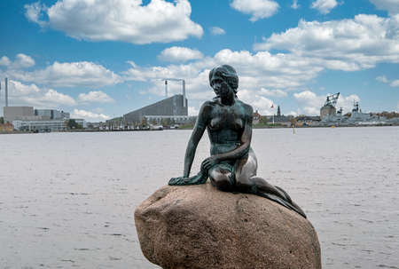 Copenhagen, Denmark â 19 OCT 2019: Famous Little Mermaid Statue in Copenhagen Denmarkのeditorial素材