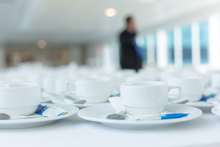 roup of empty Many rows of white ceramic coffee or tea cups.の写真素材