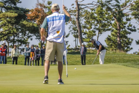 International Team Player Charl Schwartzel action on the 2th hall during the PGA Presidents Cup 4Ball Match at the Jack Nicklaus GC in Incheon, South Korea.のeditorial素材