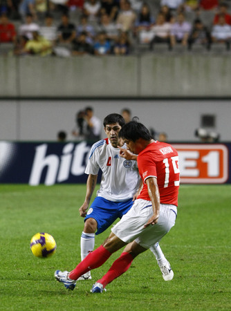 Yeom Ki-Hun(ftont), South Korea, and Denis Caniza, Paraguay, compete for the ball during the international friendly match between South Korea and Paraguay at Seoul Worldcup stadium on August 12, 2009 in Seoul, South Korea.のeditorial素材