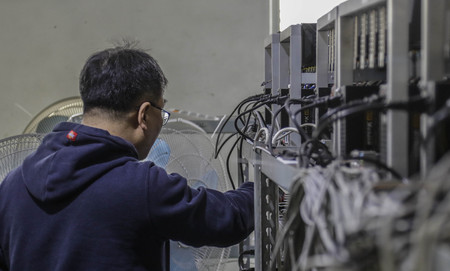 Dec 13, 2017-Bucheon, South Korea-Ethereum digger mining at HEALTH CARE NAVI Factory in Bucheon, South Korea. Top financial regulators have clarified their position following reports by local media that they have been considering a possible ban on all cryのeditorial素材
