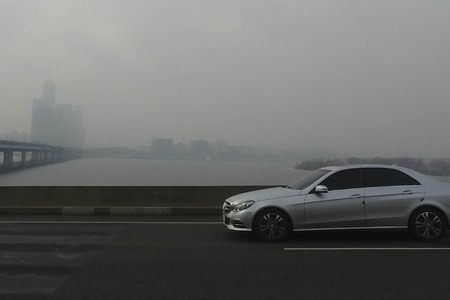 Jan 18, 2018-Seoul, South Korea-Buildings and road are covered with a micro dust and thick haze in Seoul, South Korea. The Seoul metropolitan government issued a dust warning, urging people to stay indoors.のeditorial素材