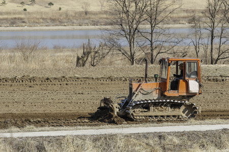March 17, 2018-Hamchang, South Korea-Farmers seed potatoes and Spring Onion with a farm machinery at the field in Hamchang, south of Seoul (about 170Km) Gyeongbuk Province, South Korea. Farmers are busy with their work in the early spring.のeditorial素材