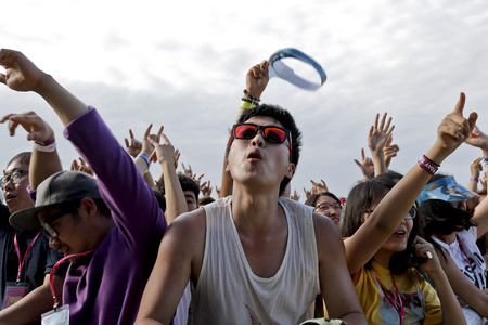 July 26. 2015 - South Korea, Ansan: Music Fans enjoy a sound and performance during the Ansan M Valley Rock Festival. Rock Festival is held on every july annual music festival. (Ryu Seung-il / Polaris)のeditorial素材