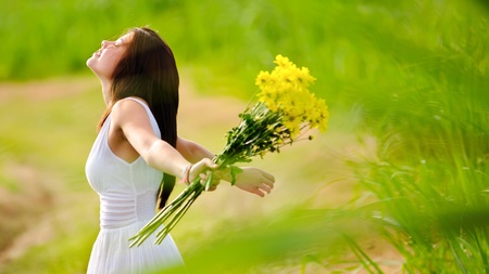 Carefree adorable girl with arms out in field. summer freedom andjoy concept.の写真素材
